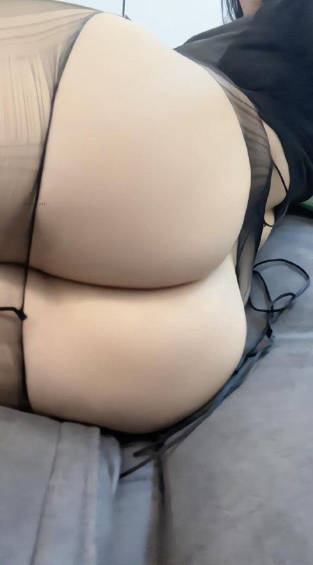 秋不吃鱼 – 黑色开裆丝袜大蜜桃怼脸【22P】